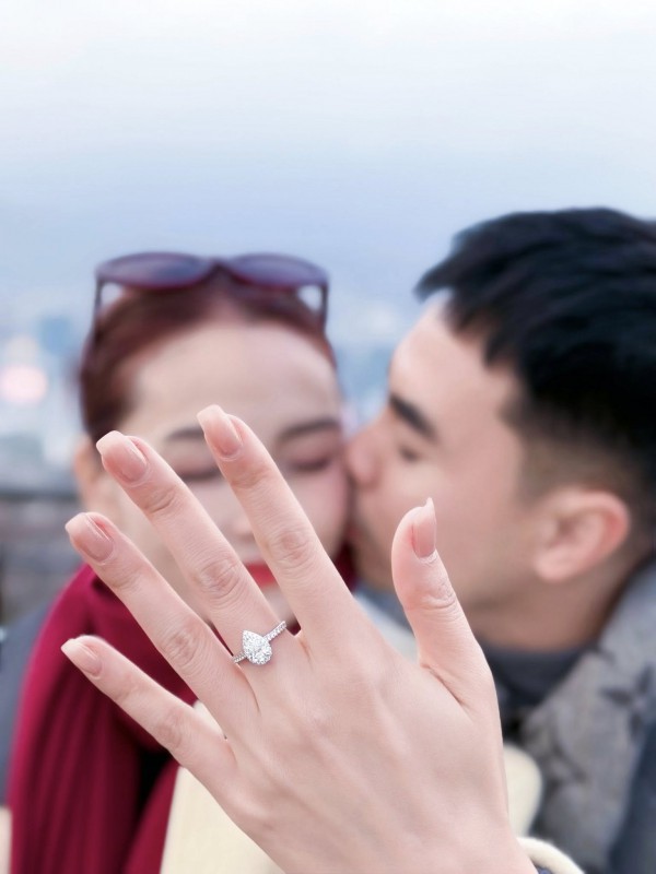 Tiền vệ Đức Huy cầu hôn nữ MC xinh đẹp của VTV: ‘Chốt đơn’