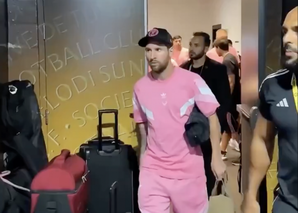 Vệ sĩ riêng bất ngờ xuất hiện, Messi ngó lơ fan cuồng Ronaldo tại Club World Cup