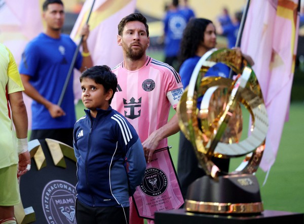 Vệ sĩ riêng bất ngờ xuất hiện, Messi ngó lơ fan cuồng Ronaldo tại Club World Cup