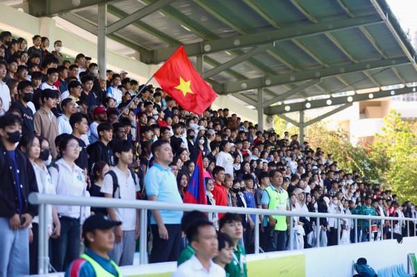 Xem giải sinh viên, Diễn viên Huy Khánh bồi hồi nhớ thời 