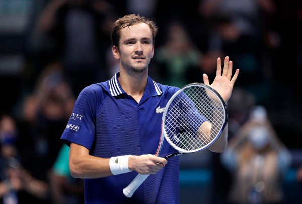 Đánh bại Zverev, ĐKVĐ Medvedev sớm giành vé vào bán kết ATP Finals