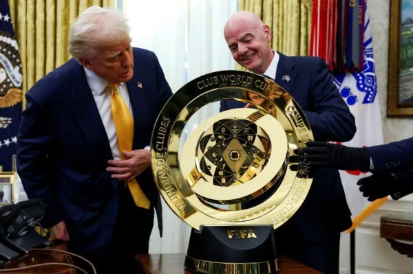 ”Độc lạ” Club World Cup: Tổng thống Trump giữ cúp xịn, đội vô địch Chelsea chỉ nhận bản sao ”Độc lạ” Club World Cup: Tổng thống Trump giữ cúp xịn, đội vô địch Chelsea chỉ nhận bản sao