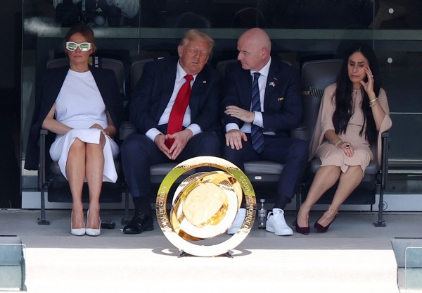 ”Độc lạ” Club World Cup: Tổng thống Trump giữ cúp xịn, đội vô địch Chelsea chỉ nhận bản sao ”Độc lạ” Club World Cup: Tổng thống Trump giữ cúp xịn, đội vô địch Chelsea chỉ nhận bản sao
