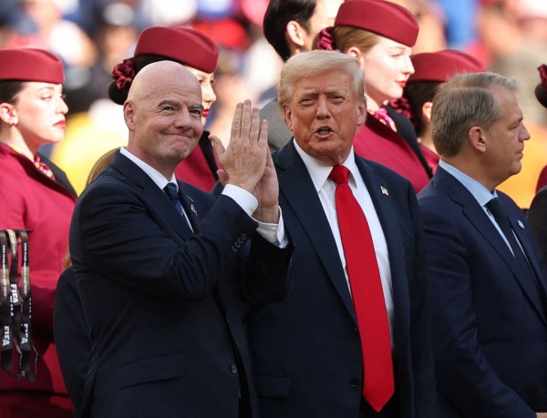 ”Độc lạ” Club World Cup: Tổng thống Trump giữ cúp xịn, đội vô địch Chelsea chỉ nhận bản sao ”Độc lạ” Club World Cup: Tổng thống Trump giữ cúp xịn, đội vô địch Chelsea chỉ nhận bản sao