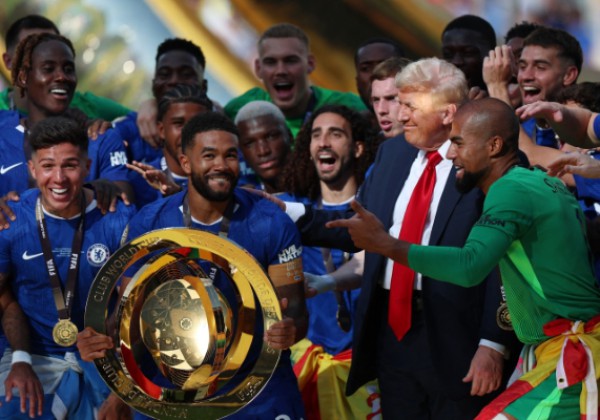 ”Độc lạ” Club World Cup: Tổng thống Trump giữ cúp xịn, đội vô địch Chelsea chỉ nhận bản sao ”Độc lạ” Club World Cup: Tổng thống Trump giữ cúp xịn, đội vô địch Chelsea chỉ nhận bản sao