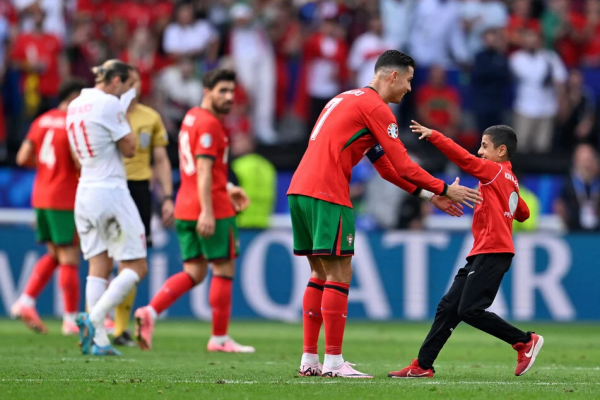 Bất ngờ với danh tính của cậu bé lao vào sân để chụp ảnh cùng Ronaldo