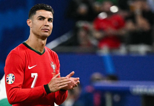 Khoảnh khắc lạ của Ronaldo: Bồ Đào Nha thua trận, nhưng nước mắt chẳng còn rơi