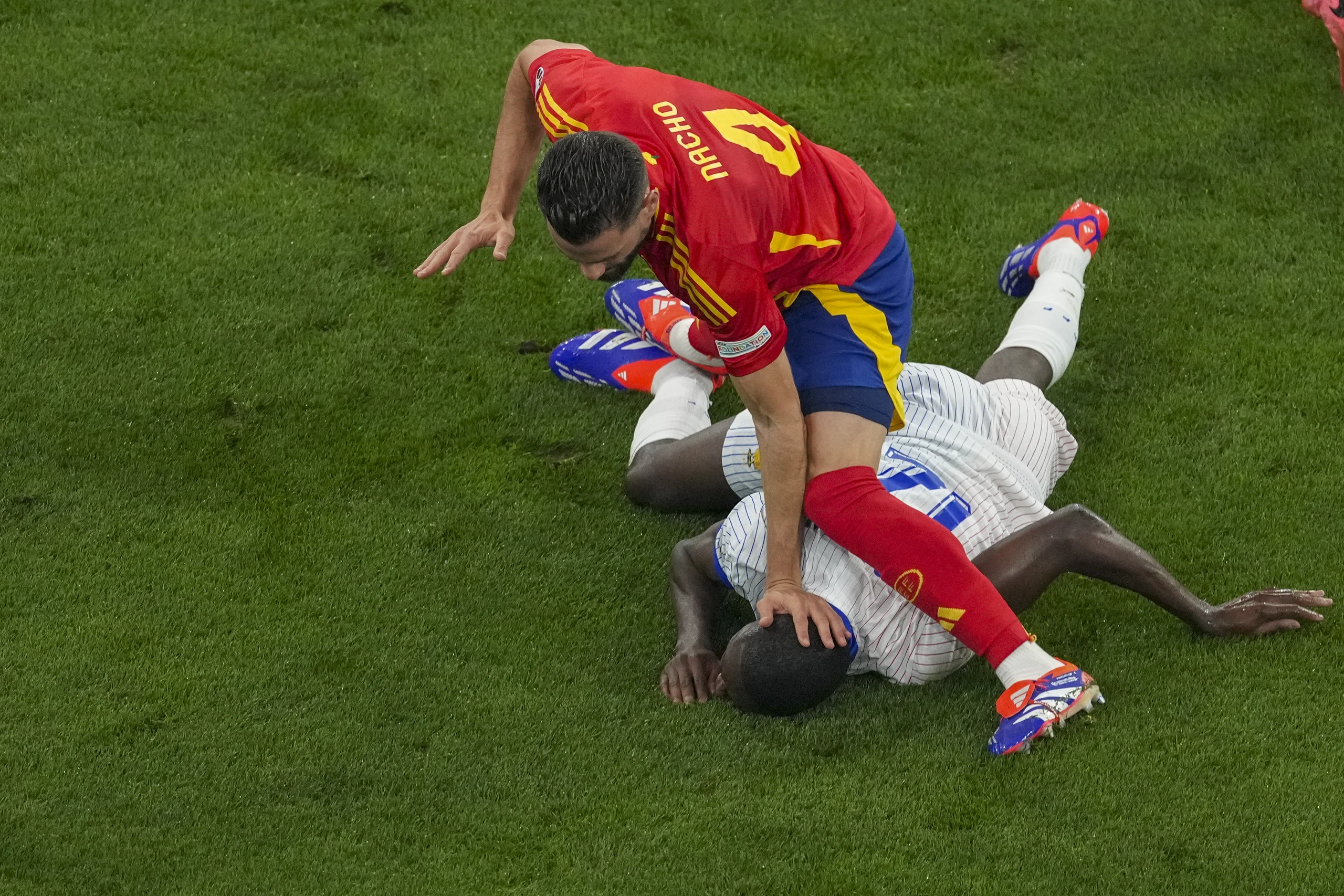 Trung vệ đội tuyển Tây Ban Nha gây phẫn nộ vì bức ảnh ‘bẩn nhất’ EURO 2024