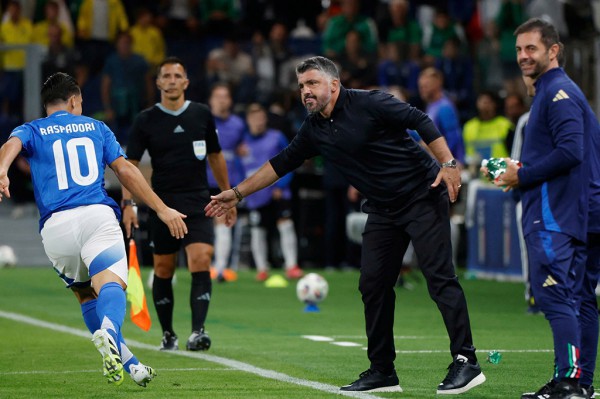 Azzurri quá kỳ lạ dưới thời HLV Gattuso Azzurri quá kỳ lạ dưới thời HLV Gattuso