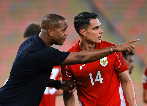 Báo Indonesia cùng CĐV đòi sa thải HLV Kluivert, VAR và trọng tài Trung Quốc bị chỉ trích thậm tệ Báo Indonesia cùng CĐV đòi sa thải HLV Kluivert, VAR và trọng tài Trung Quốc bị chỉ trích thậm tệ