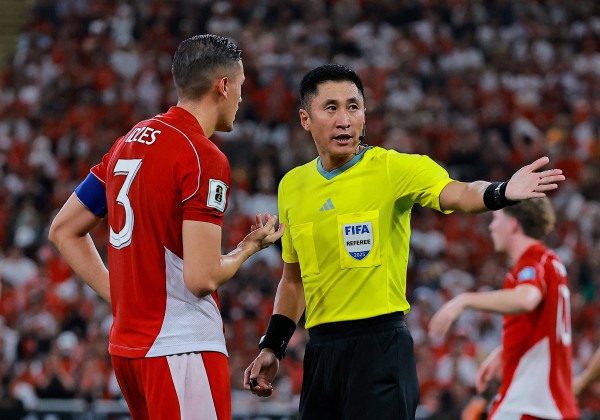 Báo Indonesia cùng CĐV đòi sa thải HLV Kluivert, VAR và trọng tài Trung Quốc bị chỉ trích thậm tệ Báo Indonesia cùng CĐV đòi sa thải HLV Kluivert, VAR và trọng tài Trung Quốc bị chỉ trích thậm tệ