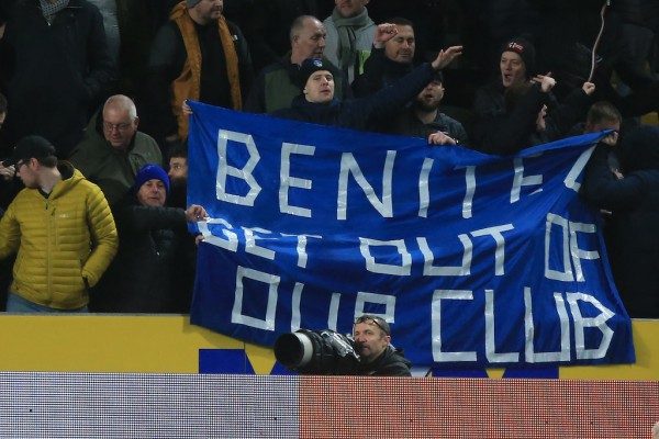 Bị CĐV Everton xuống sân đòi xử đẹp, HLV Benitez sắp bị sa thải