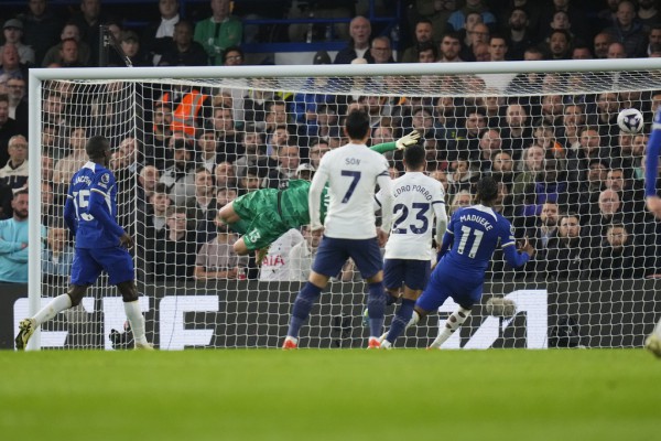 Chelsea vượt qua Tottenham ở trận derby London