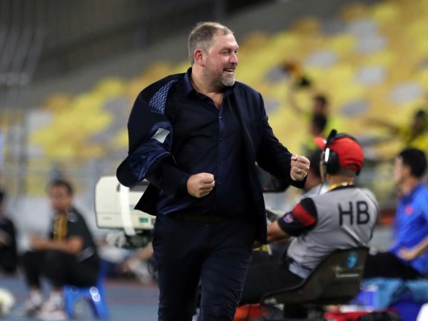 Giữa tâm bão nhập tịch lậu, HLV đội tuyển Malaysia vẫn lạc quan đến kinh ngạc: Tạm quên… FIFA!