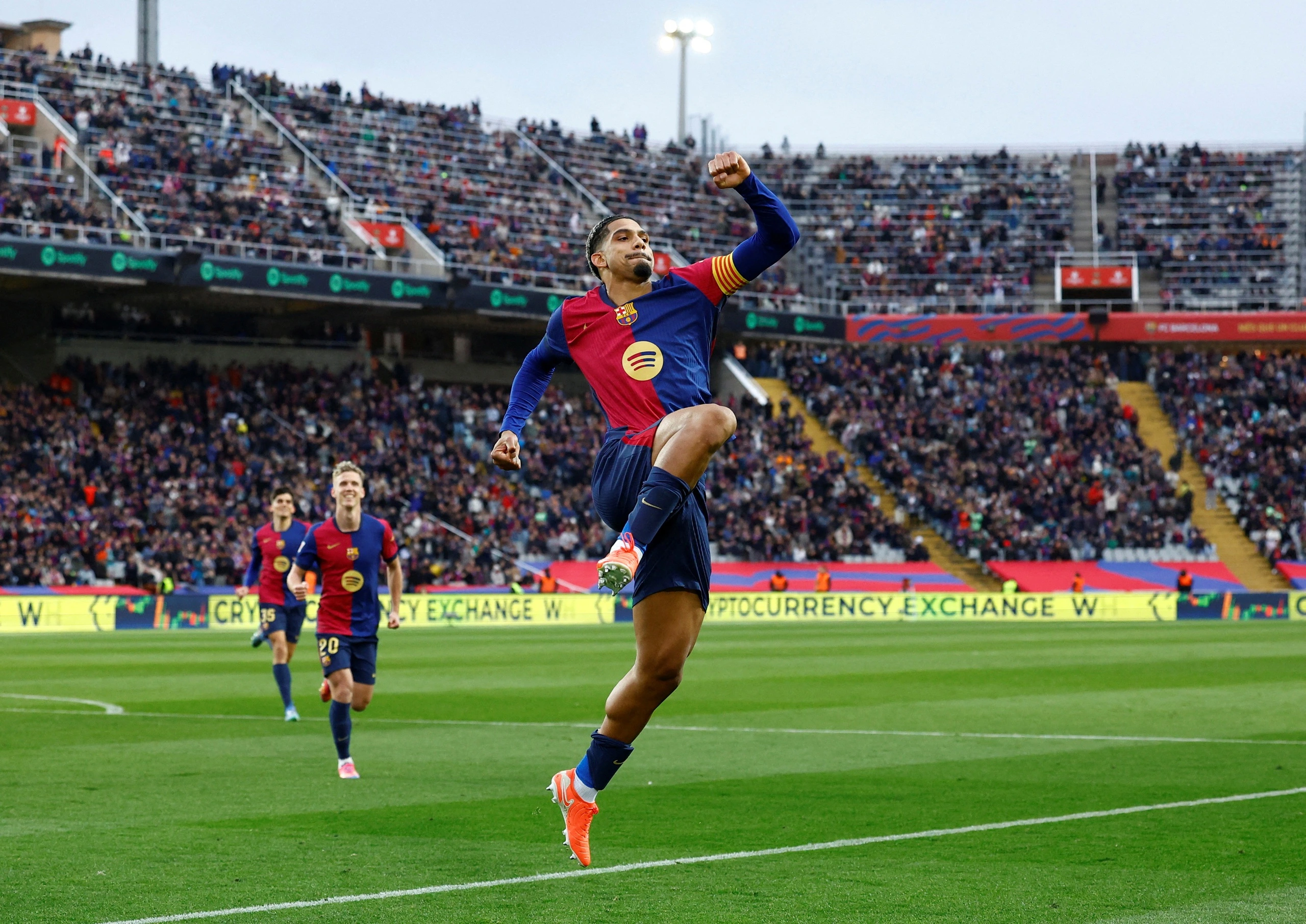 HLV Amorim quả quyết M.U sẽ vô địch Ngoại hạng Anh, Barcelona lên đỉnh La Liga HLV Amorim quả quyết M.U sẽ vô địch Ngoại hạng Anh, Barcelona lên đỉnh La Liga