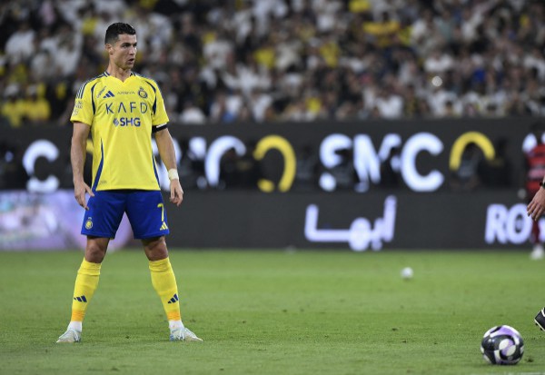 Không để thua Messi, Ronaldo gia hạn 2 năm với Al Nassr và dự World Cup 2026 Không để thua Messi, Ronaldo gia hạn 2 năm với Al Nassr và dự World Cup 2026