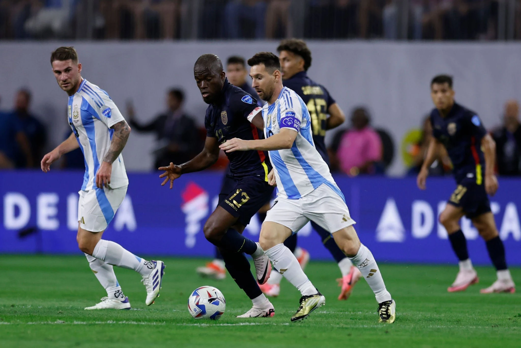 Kỷ lục bắt phạt đền ‘cực khủng’ của thủ môn Emiliano Martinez, liên tục cứu Messi