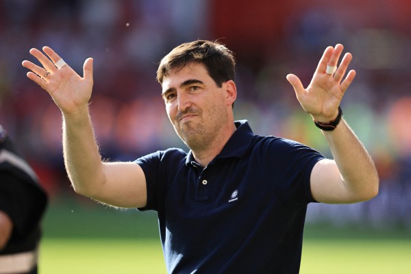 Liverpool gây sốc nặng, bất ngờ sa thải HLV Arne Slot: Ứng viên thay thế là ai?