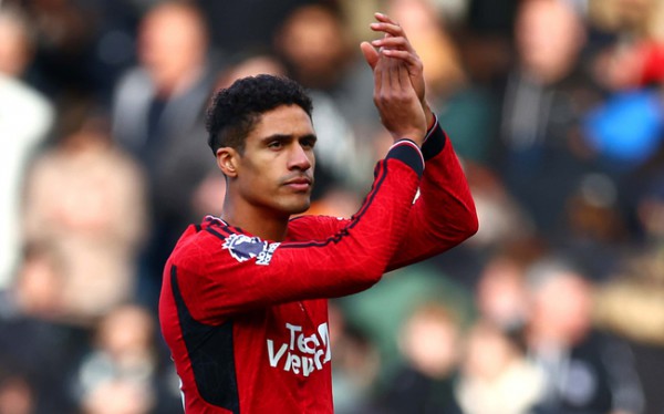 Manchester United không gia hạn hợp đồng với Raphael Varane
