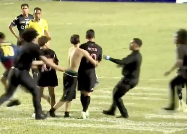 Messi bị CĐV quá khích quật ngã ngay trong trận giao hữu tại Puerto Rico, an ninh ‘toát mồ hôi’