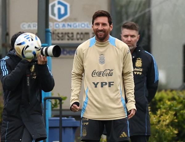 Messi chỉ thi đấu 1 trận tại Argentina, HLV Scaloni có quyết định bất ngờ