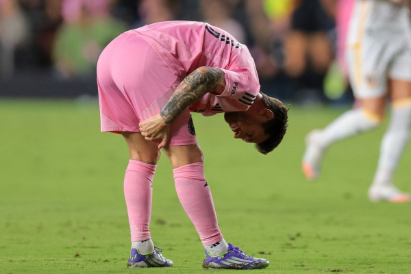 Messi có hành động cực lạ gây lo lắng, điều gì đã xảy ra? Messi có hành động cực lạ gây lo lắng, điều gì đã xảy ra?