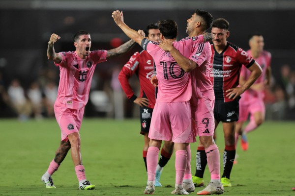 Messi gia hạn Inter Miami đến năm 41 tuổi, sở hữu đội bóng cùng David Beckham