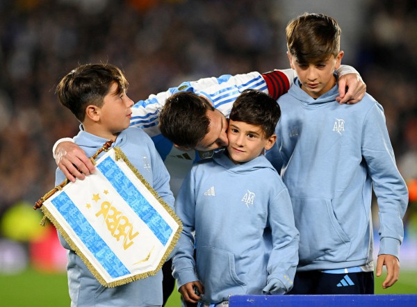 Messi gửi thông điệp đầy ẩn ý, David Beckham mừng ra mặt