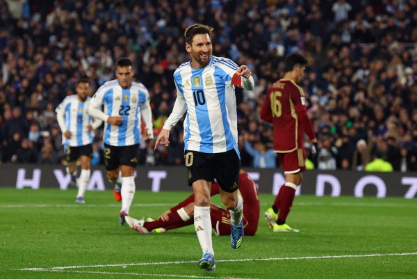 Messi gửi thông điệp đầy ẩn ý, David Beckham mừng ra mặt