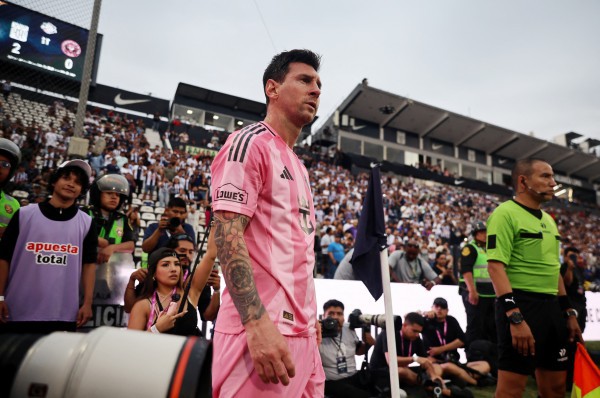 Messi mở tài khoản bàn thắng đầu tiên năm 2026, lập siêu phẩm và kiến tạo: Chỉ tiếc hòa Barcelona Ecuador