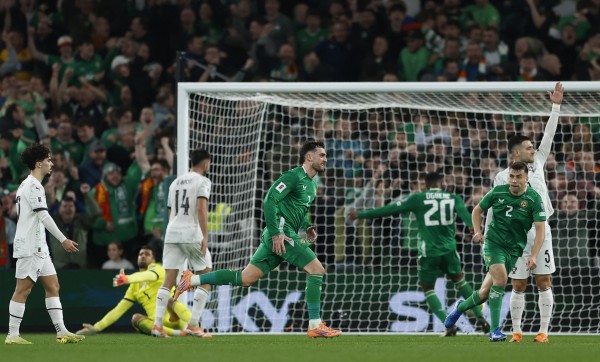 Ronaldo bị thẻ đỏ khiến Bồ Đào Nha chưa thể đến World Cup, play-off châu Á vẫn nóng