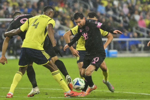 Ronaldo lập cú đúp giúp Al Nassr toàn thắng, Messi ghi siêu phẩm nhưng Inter Miami lại phải…