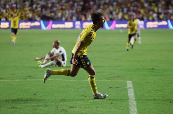 Ronaldo tỏa sáng khiến 40.000 CĐV sung sướng, Al Nassr vào chung kết Super Cúp dù chơi thiếu người