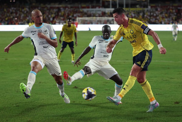 Ronaldo tỏa sáng khiến 40.000 CĐV sung sướng, Al Nassr vào chung kết Super Cúp dù chơi thiếu người