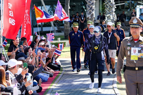 Thú vị hình ảnh Hoàng hậu Suthida làm hoa tiêu, thuyền buồm Thái Lan bứt tốc: Sắp giành HCV SEA Games