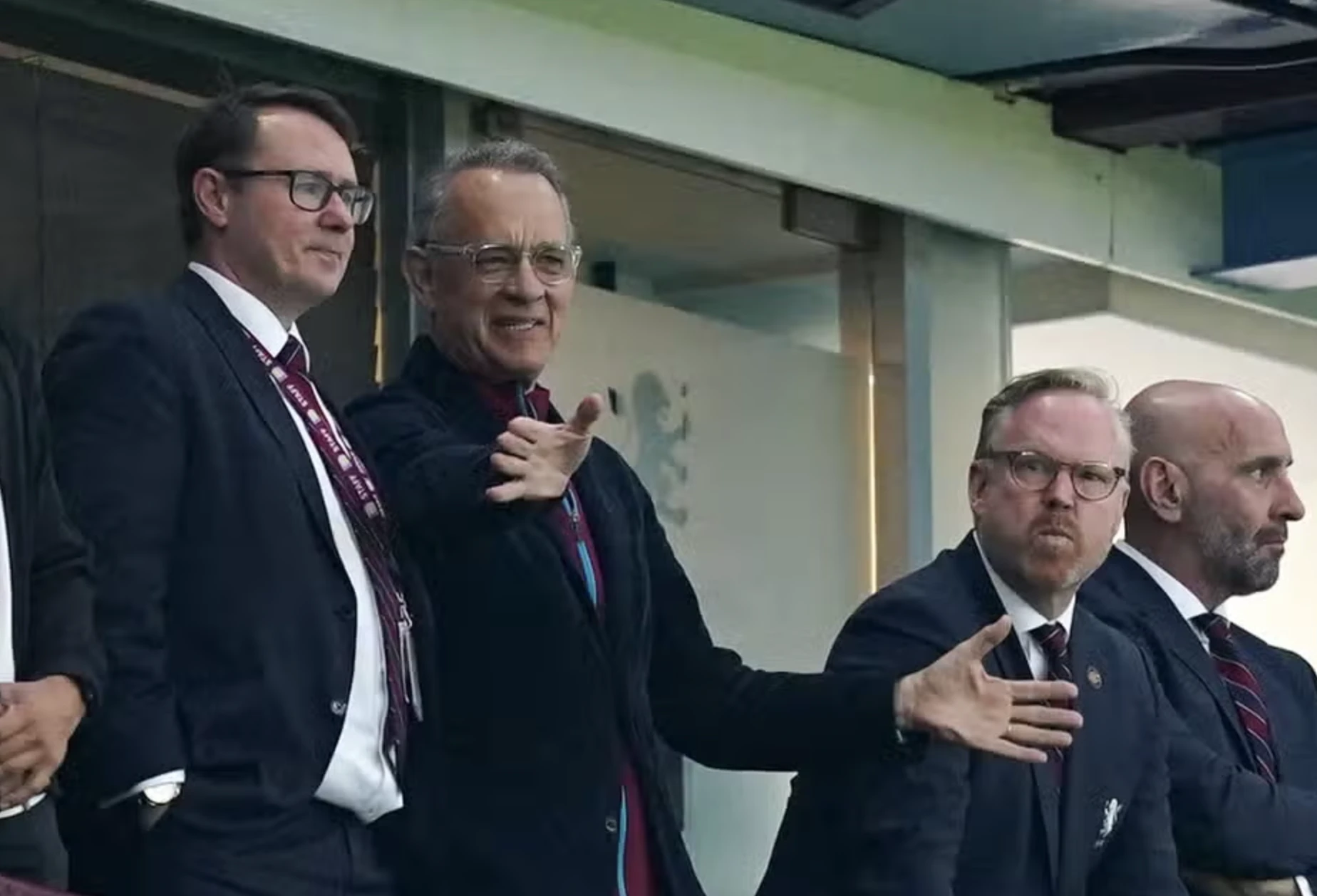 Trở lại Champions League sau 42 năm, Aston Villa nhận tình yêu đặc biệt từ Tom Hanks