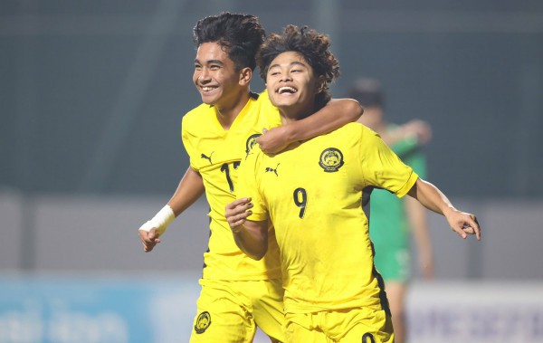 U.17 Malaysia thắng nghẹt thở Singapore, tạm soán ngôi đầu bảng của Việt Nam