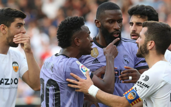 Valencia bị phạt nặng vì CĐV phân biệt chủng tộc với Vinicius
