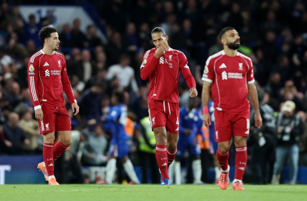 Van Dijk hóa ‘chú hề’, Liverpool thua đau Chelsea phút 90+5 và mất luôn ngôi đầu