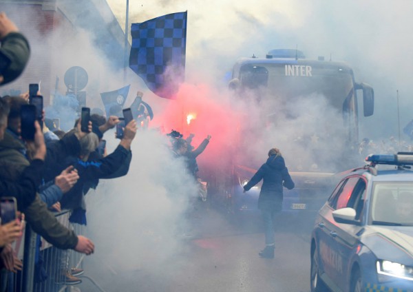 Vừa ghi siêu phẩm ở Champions League, sao Inter Milan bị tố tiếp tay cho bạo lực