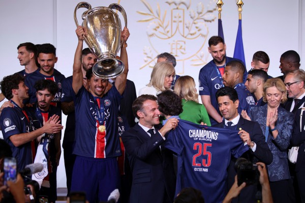 Ăn mừng vô địch Champions League thành bạo động, CĐV PSG chửi mắng Mbappe, Messi và Neymar Ăn mừng vô địch Champions League thành bạo động, CĐV PSG chửi mắng Mbappe, Messi và Neymar