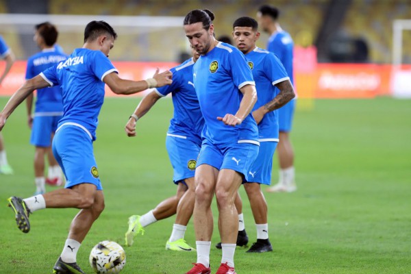 Đội tuyển Malaysia vắng 3 trụ cột ngày đầu tập trung, gọi tới 13 hậu vệ tái đấu Việt Nam