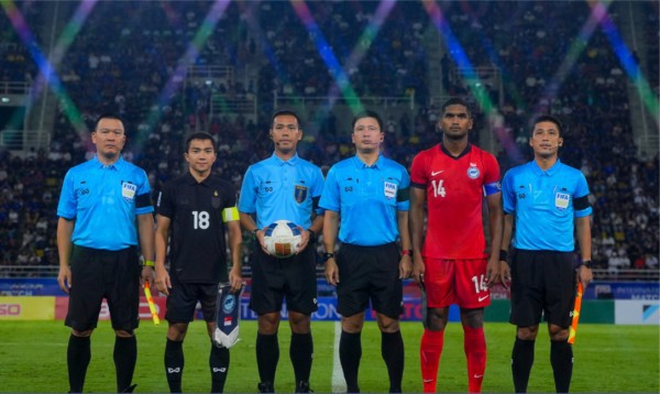 Đội tuyển Thái Lan thắng nhọc Singapore nhờ 