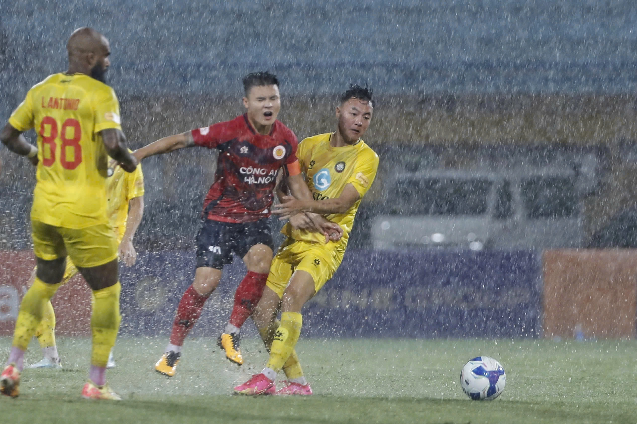 Bảng xếp hạng V-League mới nhất: Đội CAHN gây thất vọng, rơi xuống vị trí khó ngờ Bảng xếp hạng V-League mới nhất: Đội CAHN gây thất vọng, rơi xuống vị trí khó ngờ
