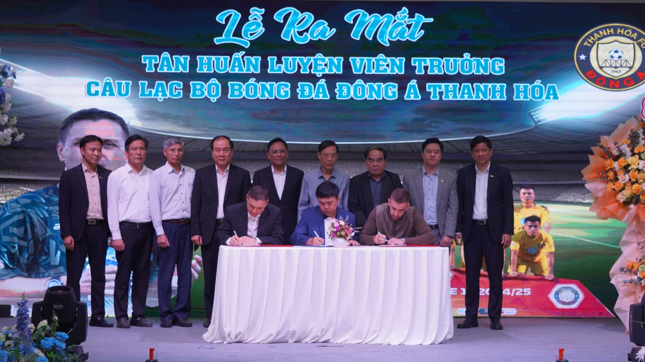Bầu Đoan ra mắt tân HLV CLB Thanh Hóa, người ngồi ghế nóng thay ông Popov nói gì? Bầu Đoan ra mắt tân HLV CLB Thanh Hóa, người ngồi ghế nóng thay ông Popov nói gì?