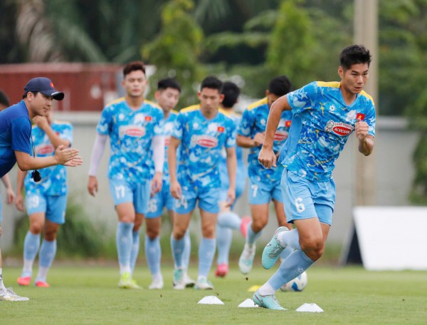 Buổi tập đội tuyển Việt Nam lại bất an, vẫn thiếu vắng Bùi Tiến Dũng: Ai thay đấu Nepal? Buổi tập đội tuyển Việt Nam lại bất an, vẫn thiếu vắng Bùi Tiến Dũng: Ai thay đấu Nepal?