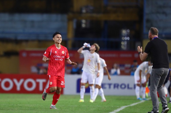 CLB CAHN bứt phá mạnh mẽ, ai cản nổi thầy trò HLV Polking?