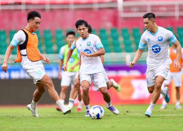 CLB Nam Định mang 11 