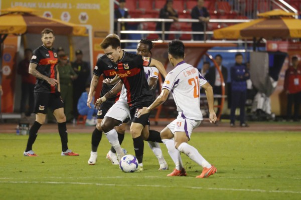 CLB Ninh Bình bứt tốc, HAGL tìm cách thoát đáy