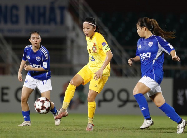 CLB nữ TP.HCM vào tứ kết châu Á, cầu thủ Singapore bất ngờ ngã quỵ phải đi cấp cứu